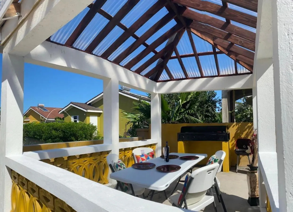 Paradise Villa: Dual Properties with Private Pool and Gym Ocho Rios 0*,