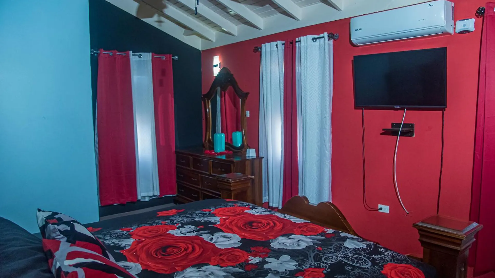 Paradise Villa: Dual Properties with Private Pool and Gym Ocho Rios