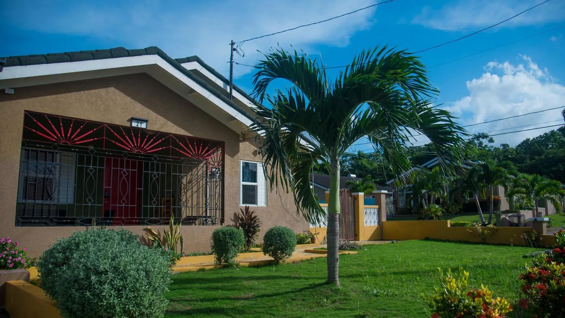 Villa Paradise Villa: Dual Properties with Private Pool and Gym Ocho Rios